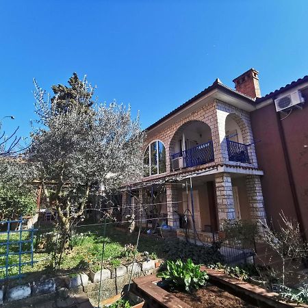 Pri Noni "Istracycle" Apartment Люция Екстериор снимка