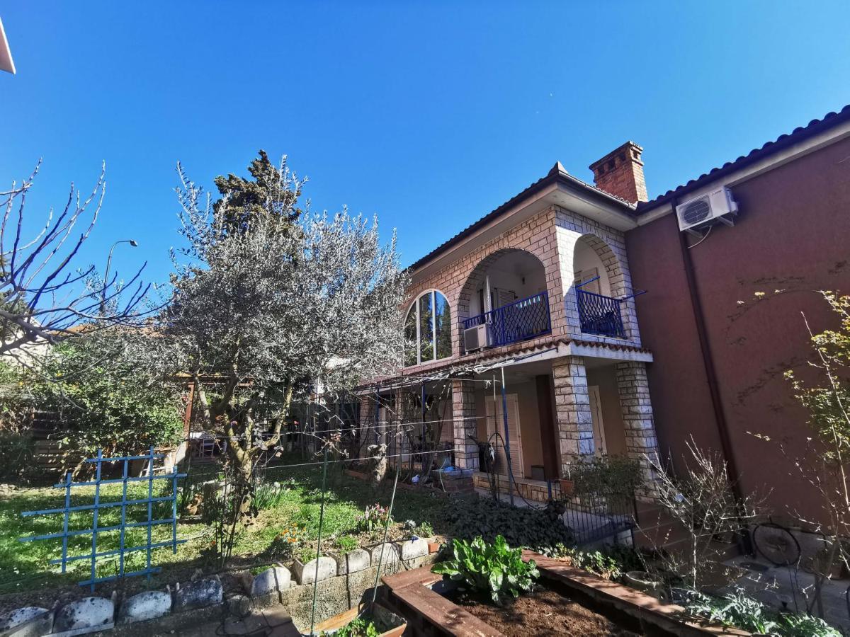 Pri Noni "Istracycle" Apartment Люция Екстериор снимка