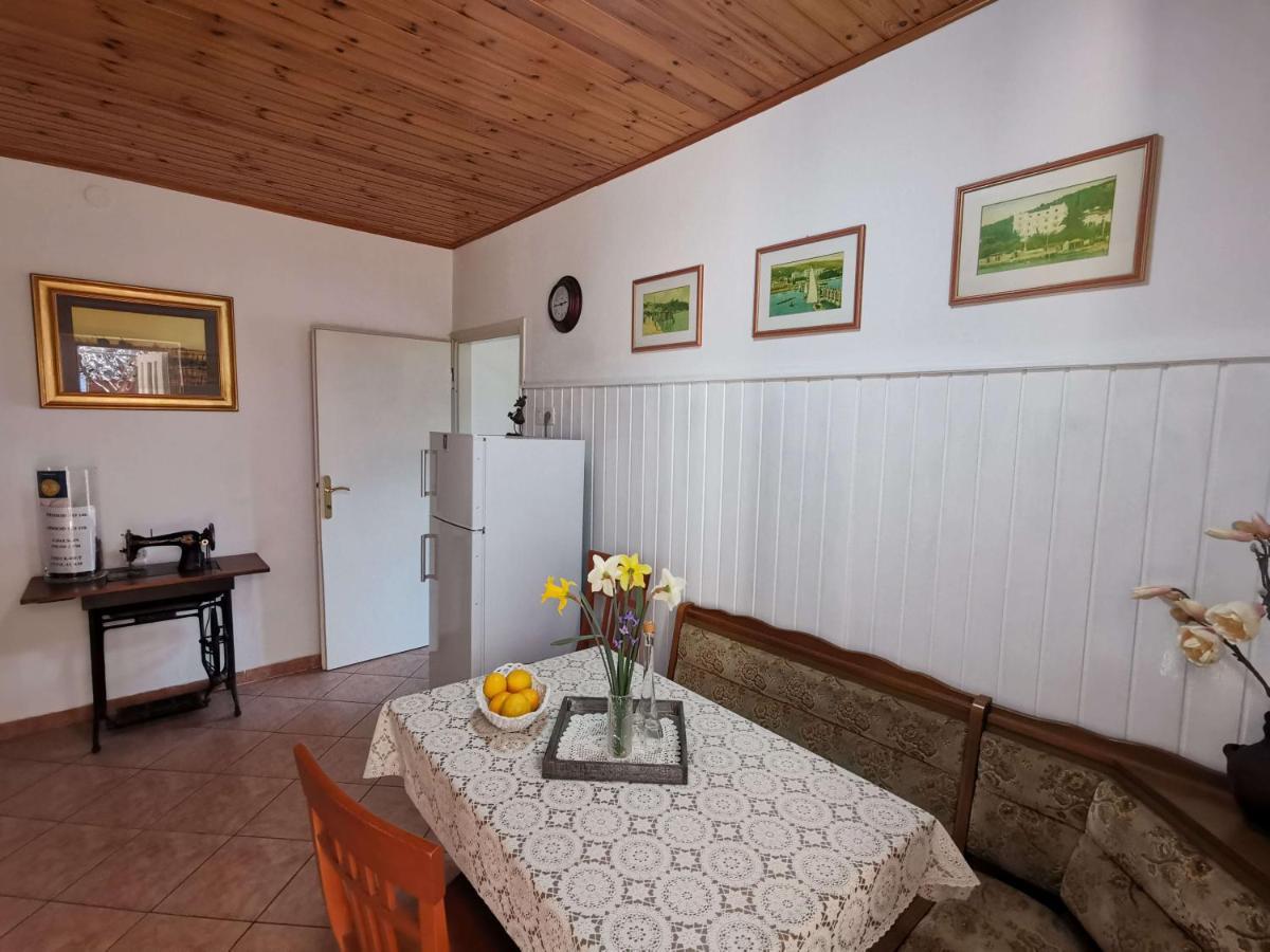 Pri Noni "Istracycle" Apartment Люция Екстериор снимка