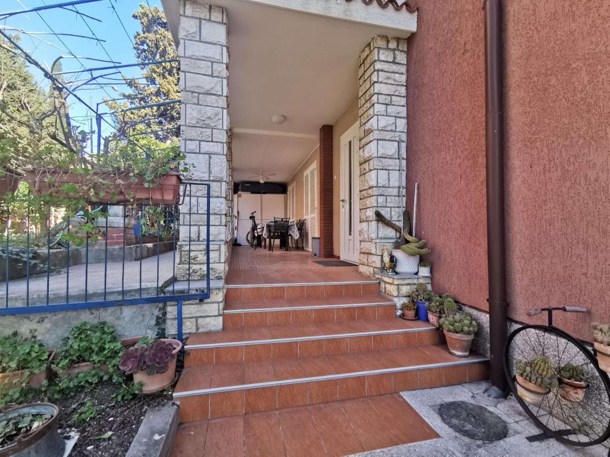 Pri Noni "Istracycle" Apartment Люция Екстериор снимка